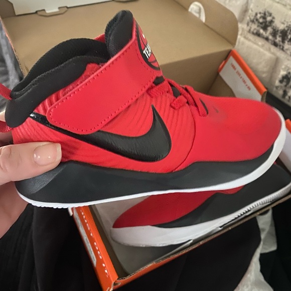 Kids Nike runners - Picture 2 of 3